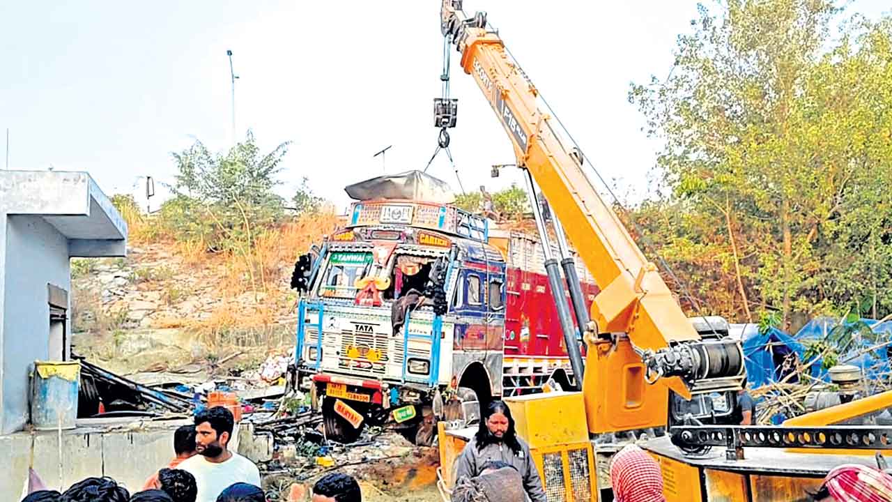 తెల్లారిన బతుకులు