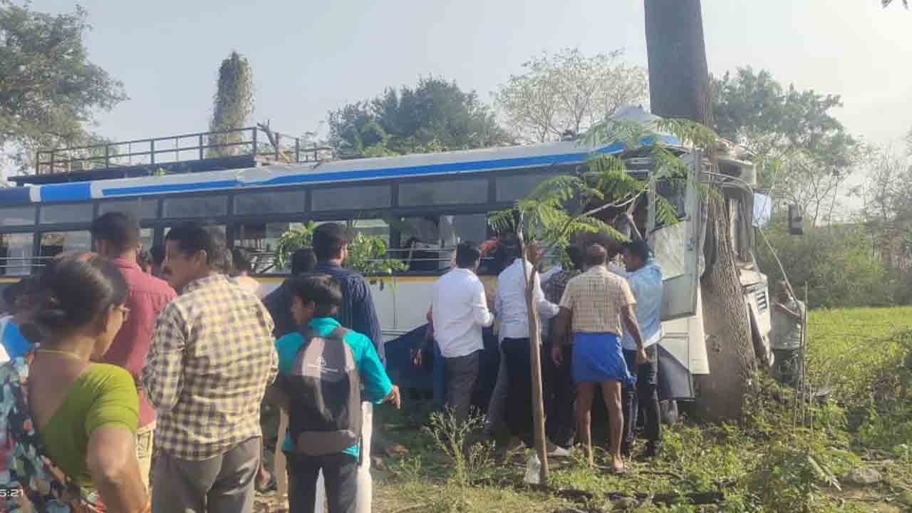 Yadadri | చెట్టును ఢీకొన్న ఆర్టీసీ బ‌స్సు.. 15 మందికి తీవ్ర గాయాలు