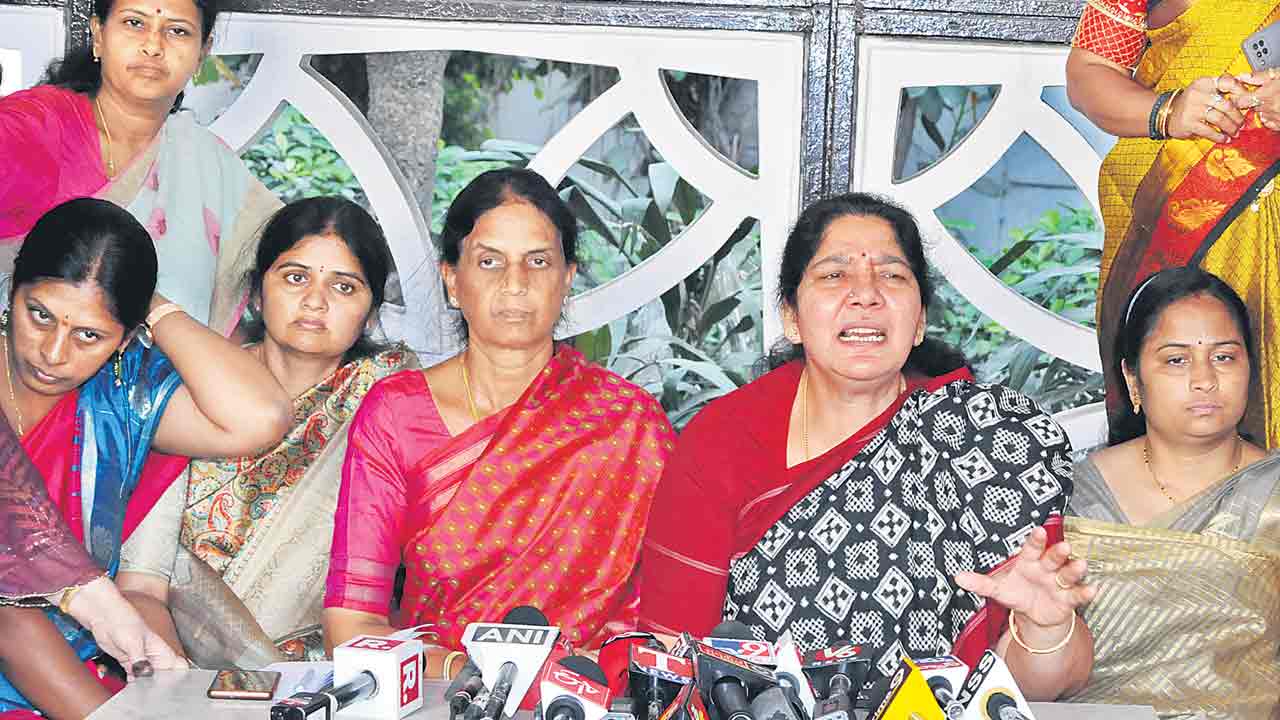 Bandi Sanjay | బండి మాటలు సంస్కార హీనం.. ఢిల్లీలో మంత్రులు సబిత, సత్యవతి