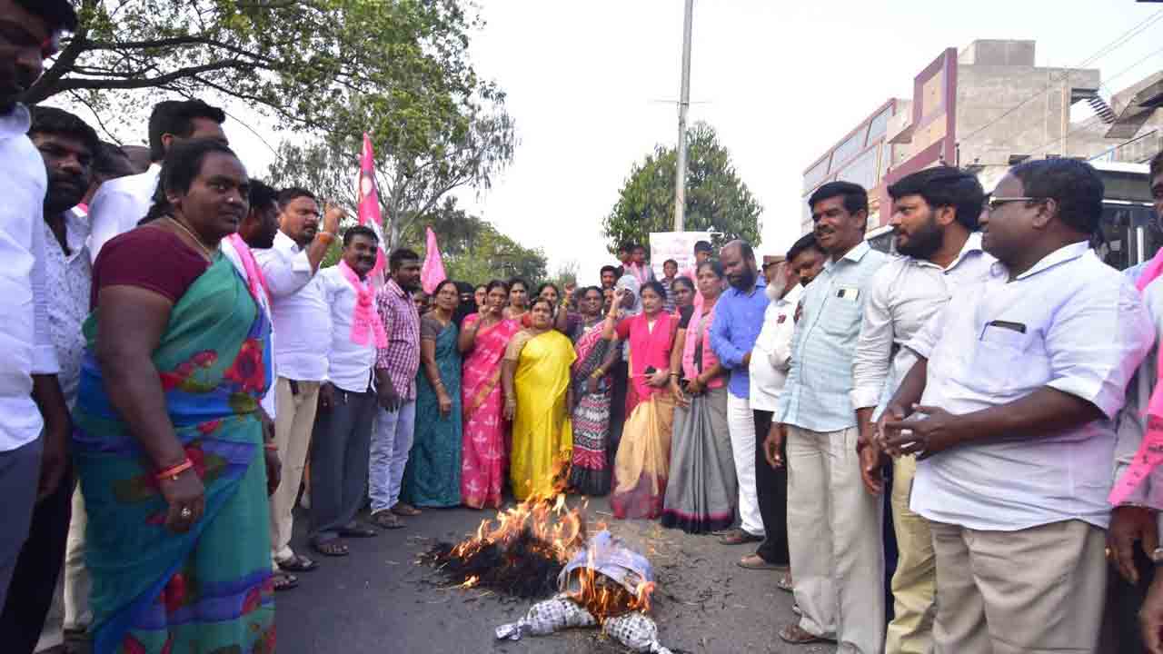 బండి సంజయ్‌ క్షమాపణ చెప్పాలి