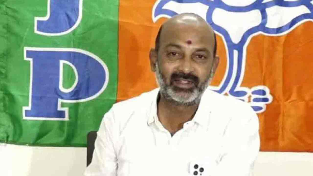 బండి సంజయ్‌పై జాతీయ మహిళా కమిషన్‌కు ఫిర్యాదు