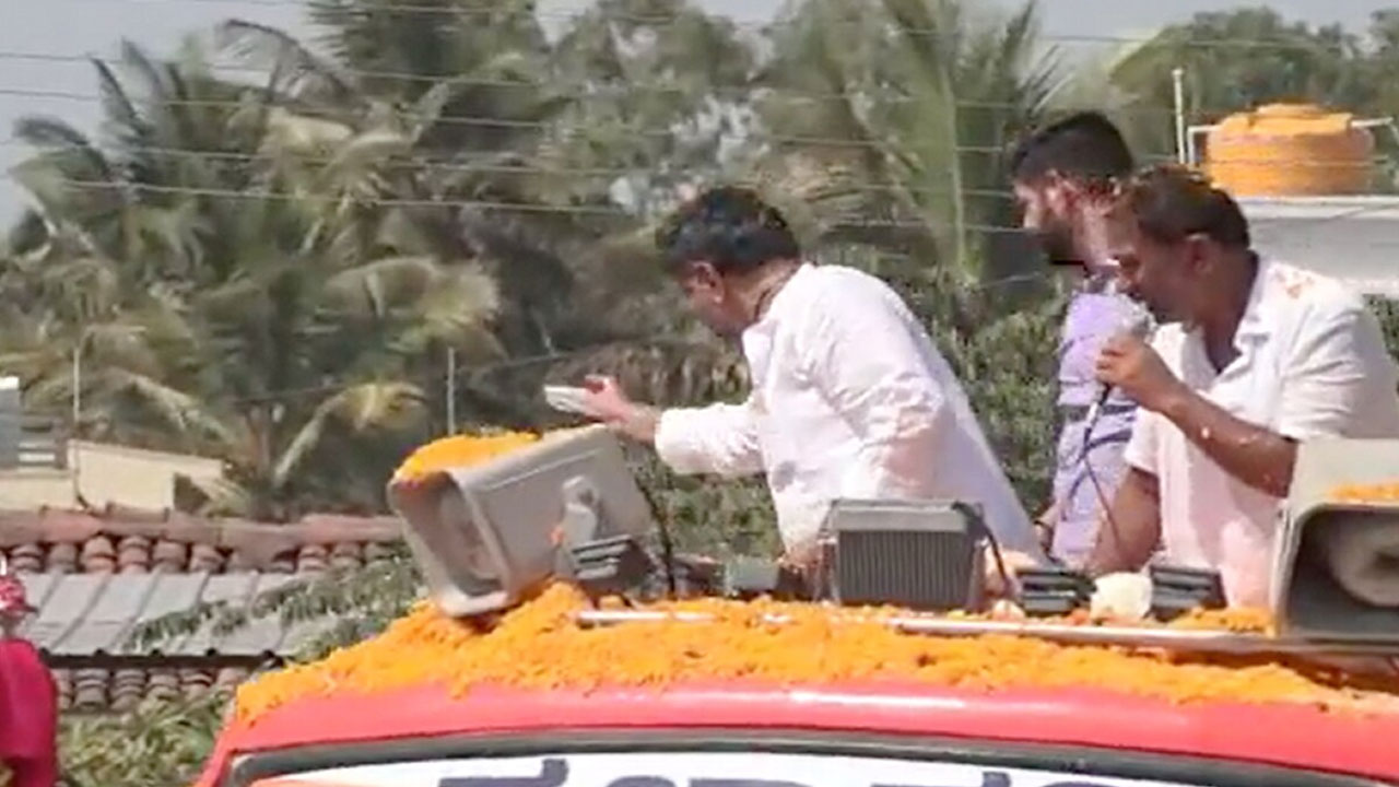 DK Shivakumar: రోడ్ షోలో రూ.500 నోట్ల‌ను విసిరేసిన క‌ర్నాట‌క కాంగ్రెస్ చీఫ్‌