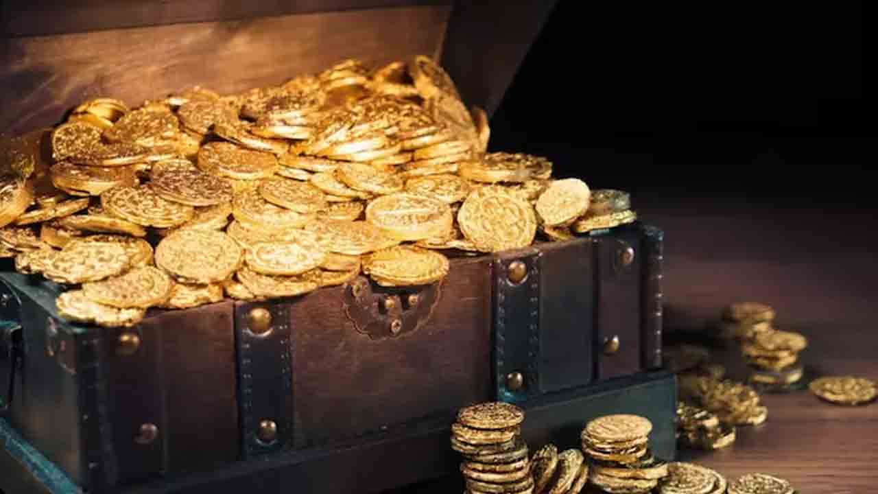 Silver ornaments | ఇంటి నిర్మాణం కోసం తొవ్వితే.. బయటపడిన పురాతన నాణేలు, వెండి ఆభరణాలు