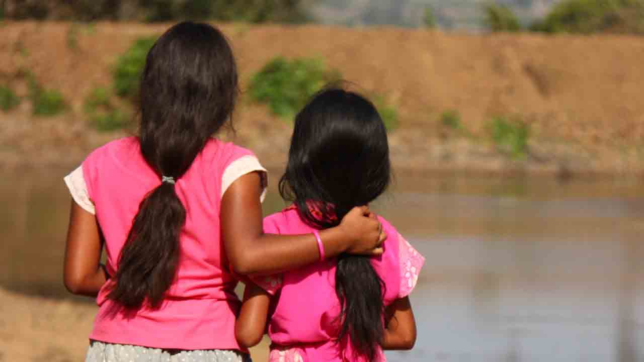 Children | మమ్మీ కొడుతుంది.. ఇంటికెళ్లం.. భయంతో ఇంట్లోంచి పారిపోయిన చిన్నారులు