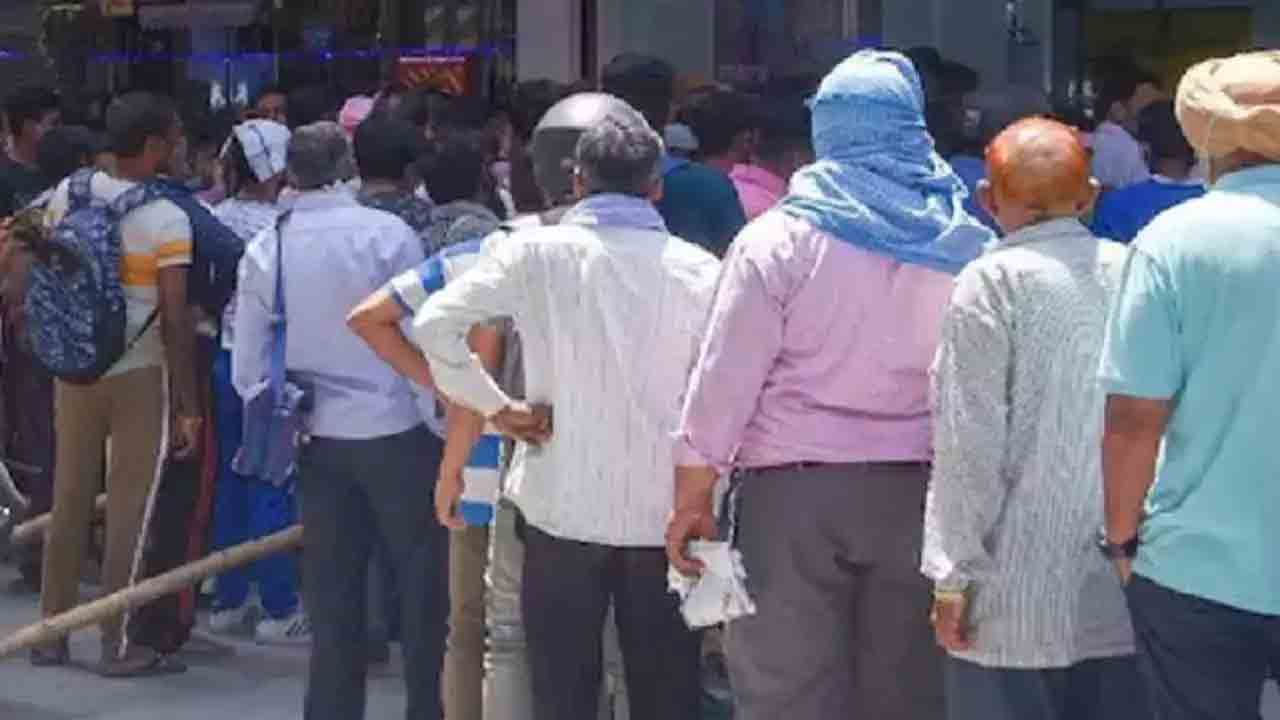 Beers | స్మార్ట్ ఫోన్ కొనండి.. రెండు బీర్లు ఉచితంగా పొందండి..