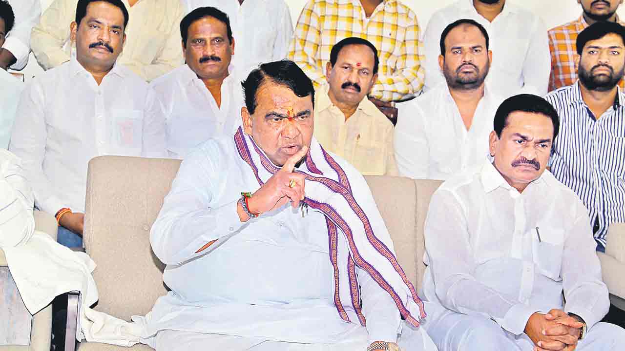 కవితకు బేషరతుగా క్షమాపణ చెప్పాలి