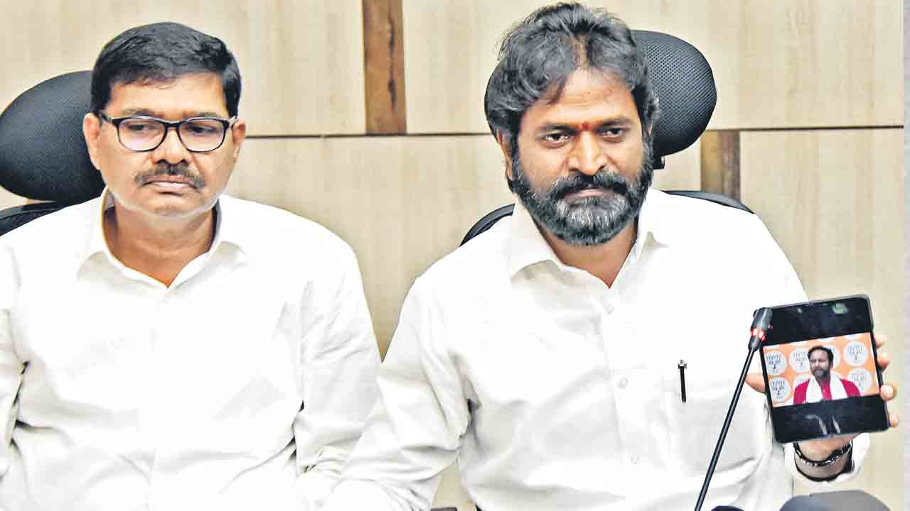 Minister Srinivas goud |  ఆడబిడ్డపైనా మీ ప్రతాపం.. కేసీఆర్‌ను నేరుగా ఎదుర్కొనే ధైర్యం లేకే బీజేపీ అడ్డదారులు: మంత్రి శ్రీనివాస్‌గౌడ్‌