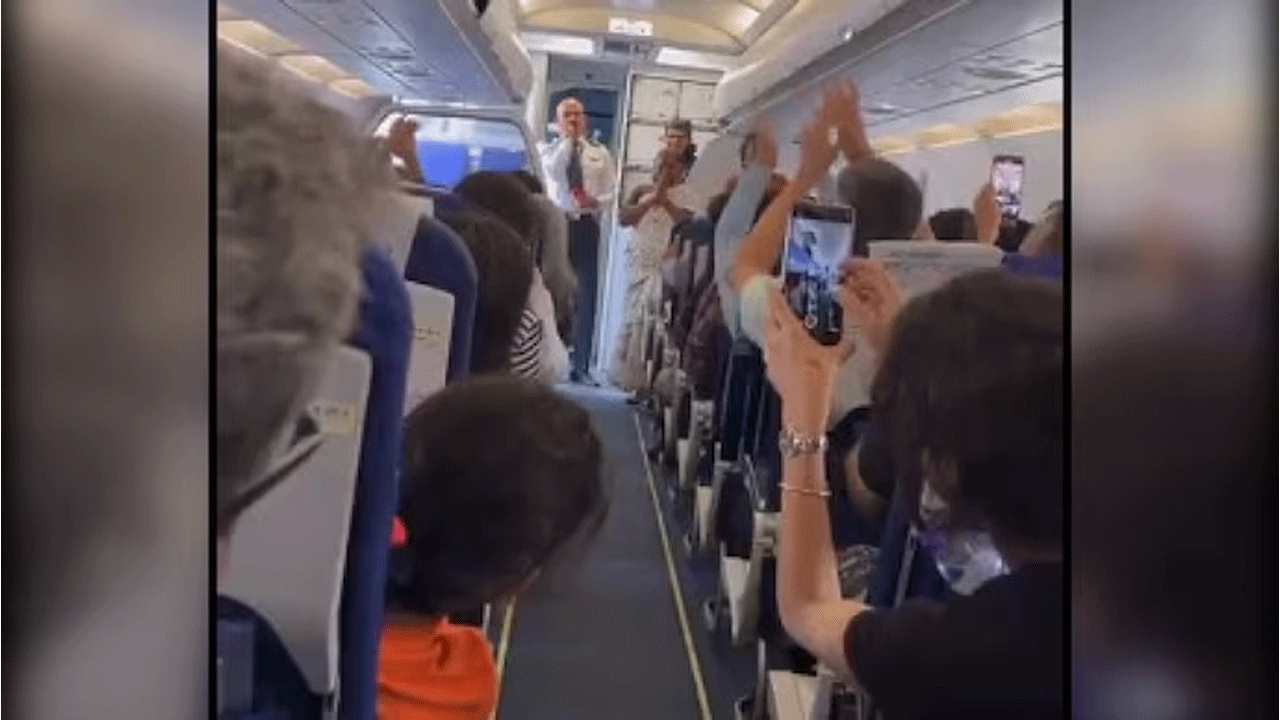 Elephant Whisperers | ఇండిగో విమానంలో బొమ్మ‌న్‌, బెల్లీకి అరుదైన గౌర‌వం