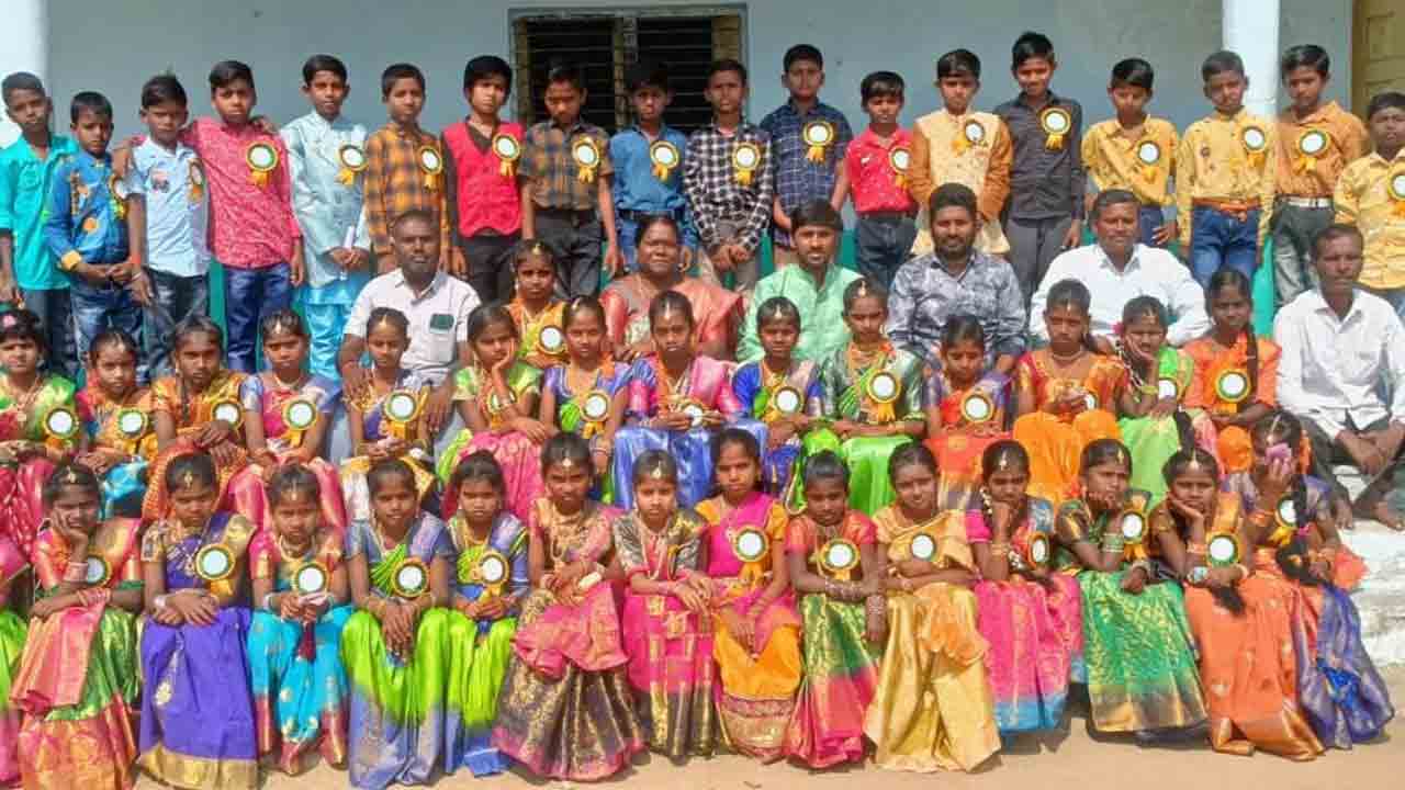 విద్యార్థులు గురుతర బాధ్యత తమదైనశైలిలో పాఠాలు