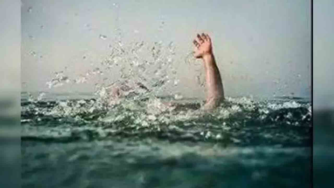 Suicide | కుమారుల కాళ్లకు తాళ్లను కట్టి చెరువులో దూకి తండ్రి ఆత్మహత్య..ముగ్గురు మృతి