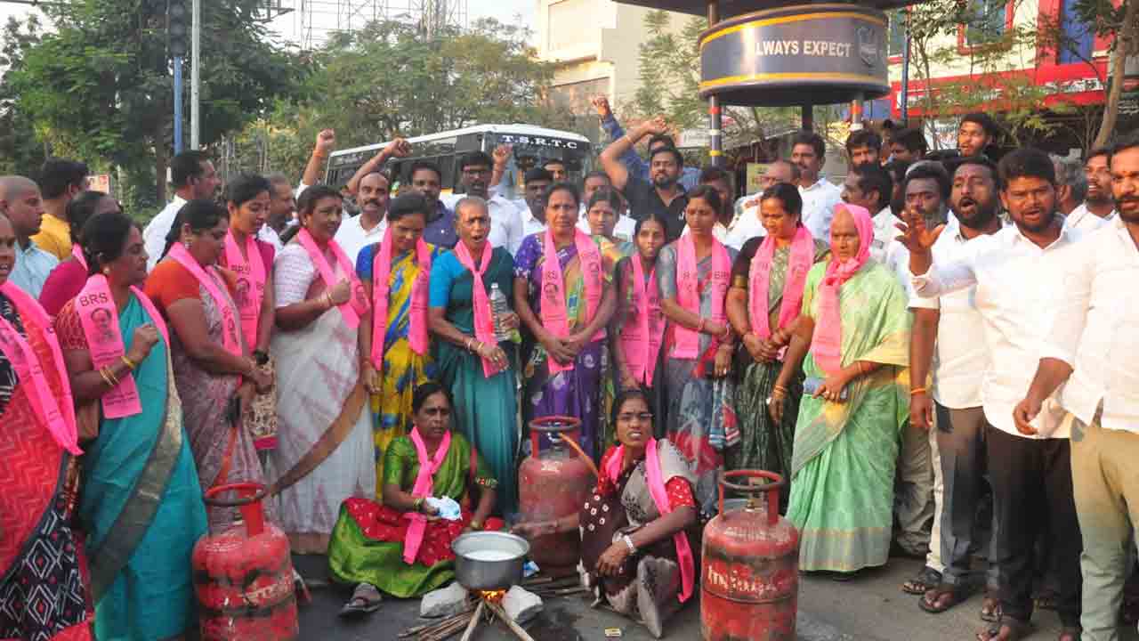 Protest | వంట గ్యాస్‌ ధరల పెంపుపై భగ్గుమన్న మహిళలు