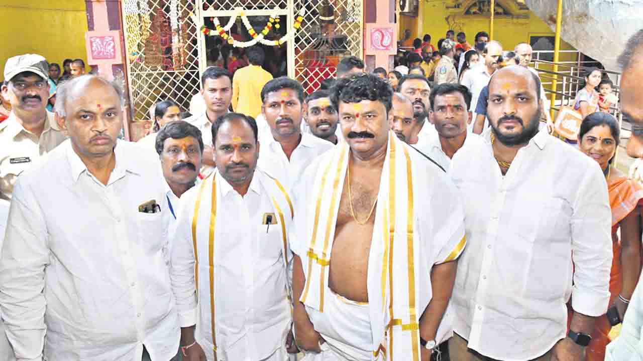 దేవుళ్ల పేరిట రాజకీయం బీజేపీ తంతు!
