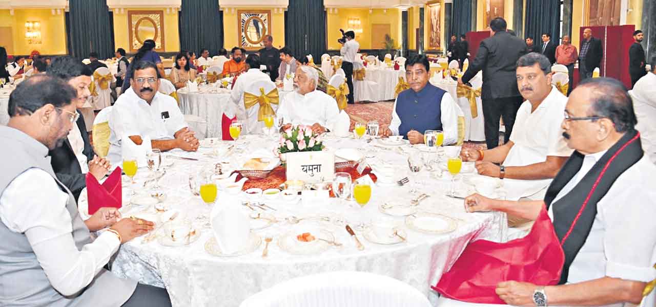 రాష్ట్రపతి తేనీటి విందుకు బీఆర్‌ఎస్‌ ఎంపీలు
