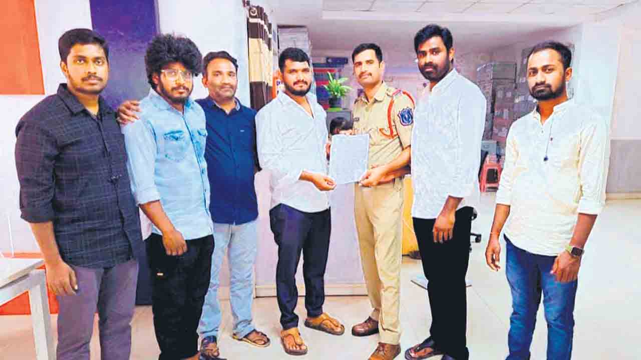 తీన్మార్‌ మల్లన్నపై చర్యలు తీసుకోవాలి