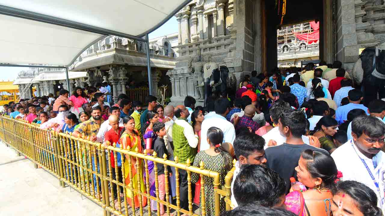 గుట్టకు పోటెత్తిన భక్తజనం