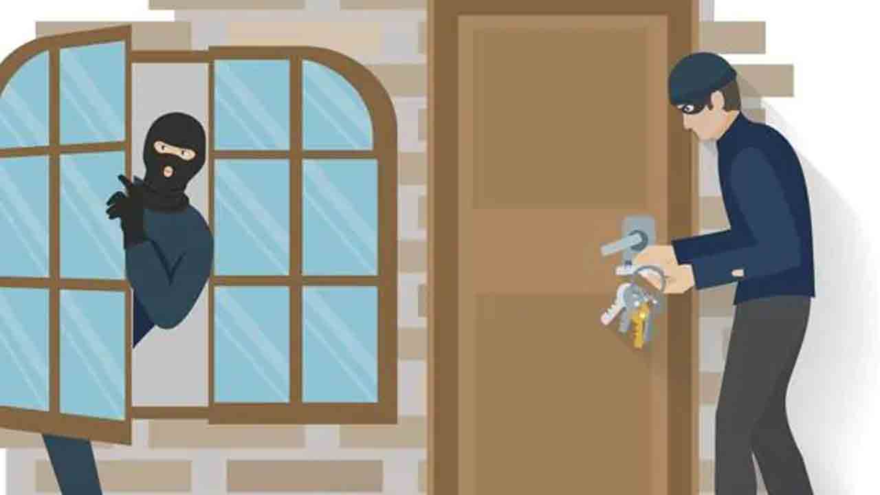 తాళం వేసిన రెండిండ్లలో దొంగతనం
