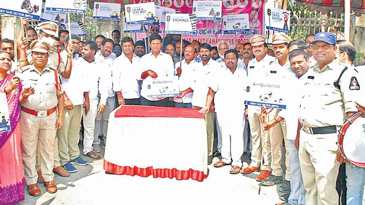 ట్రాఫిక్‌ నిబంధనలు పాటించాలి