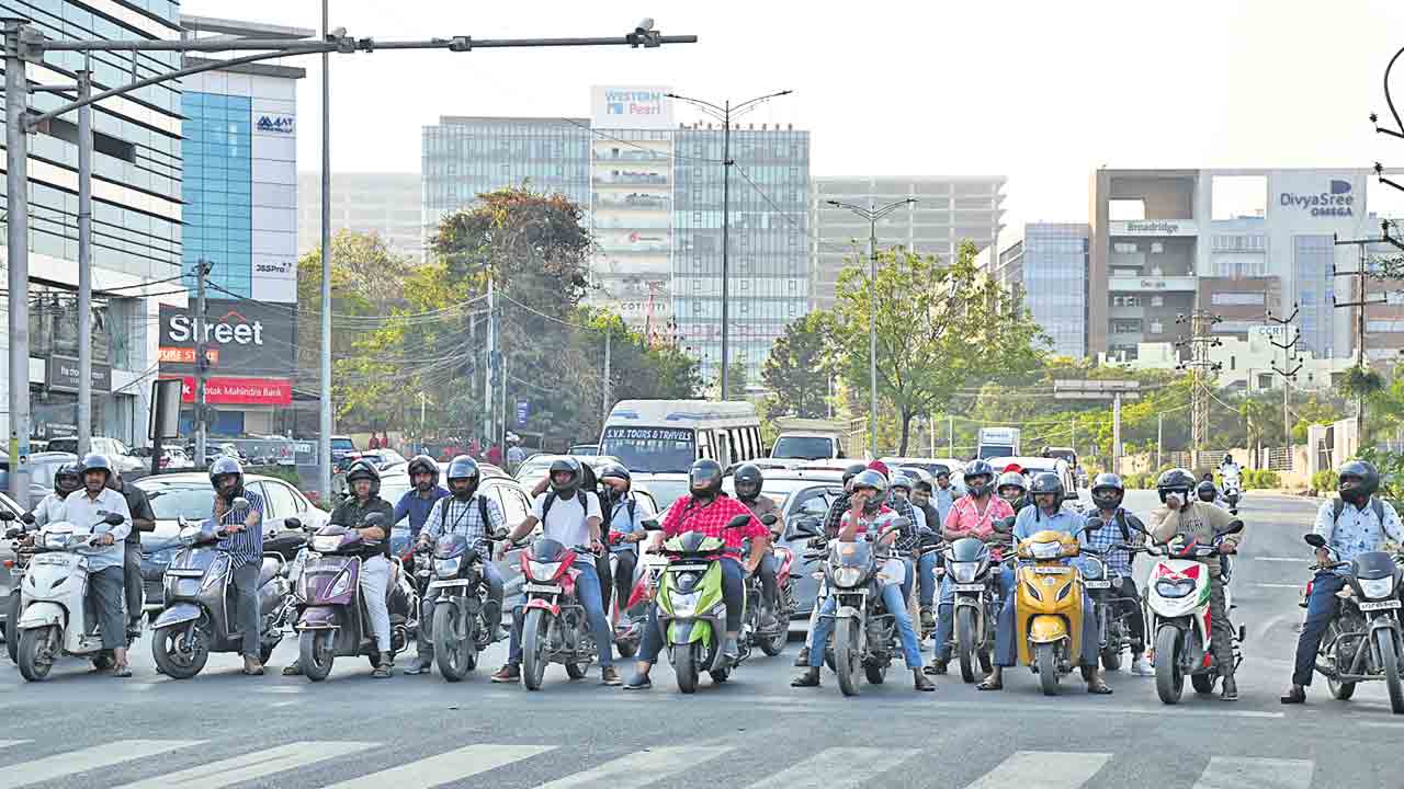 Hyderabad | హైదరాబాద్‌లో వాహనాల మోత మోగుతోంది.. పీక్‌ అవర్స్‌లో 65 డెసిబుల్స్‌ దాటుతున్న పరిస్థితి