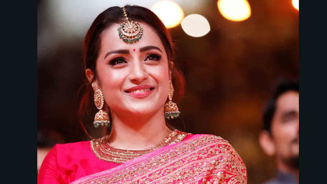 Trisha | అందాల బొమ్మ కుందవై