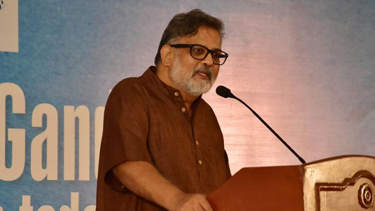 Tushar Gandhi: గాంధీకి డిగ్రీ లేద‌న్న క‌శ్మీర్ గ‌వ‌ర్న‌ర్ వ్యాఖ్య‌ల‌ను ఖండించిన తుషార్ గాంధీ