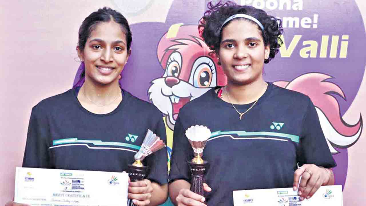 గాయత్రి, త్రిసా జోడీకి టైటిల్