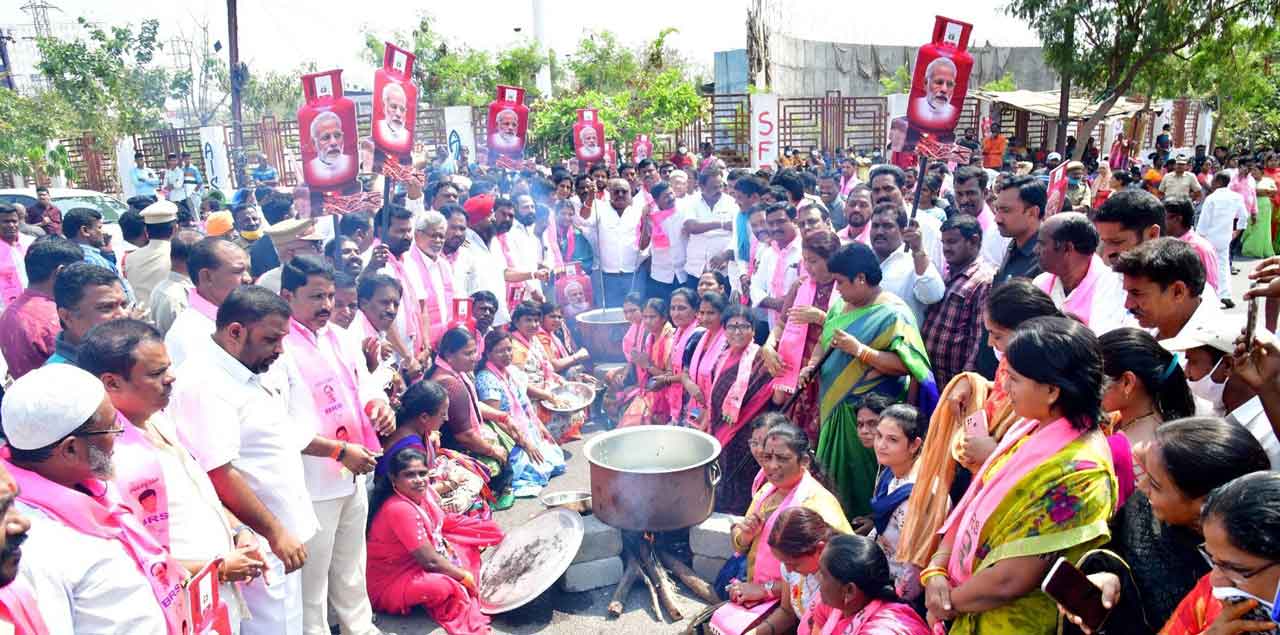 గ్యాస్‌ మంటపై ఆగ్రహం.. వంట గ్యాస్‌ ధరల పెరుగుదలపై హోరెత్తిన నిరసనలు