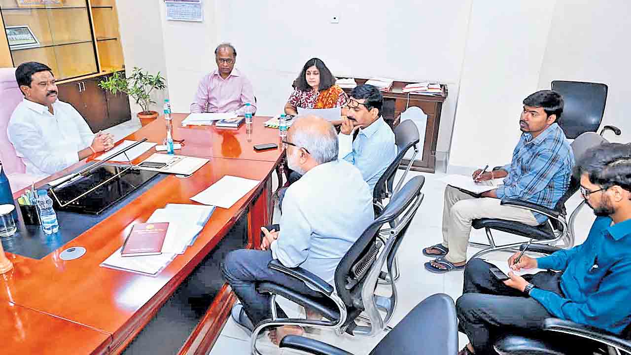 రోడ్డు పనుల్లో వేగం పెంచాలి