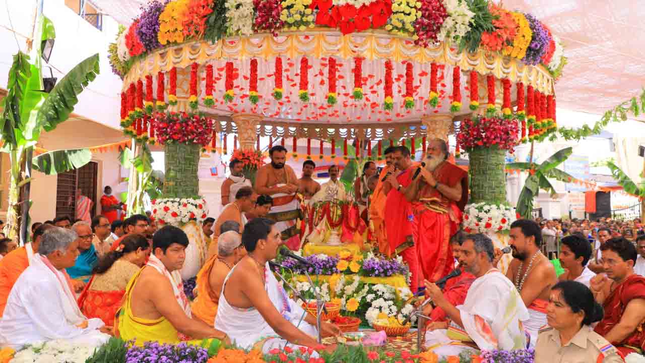 Vemulawada | రాజన్న సన్నిధిలో రాములోరి పెళ్లి.. త‌లంబ్రాలు పోసుకున్న హిజ్రాలు