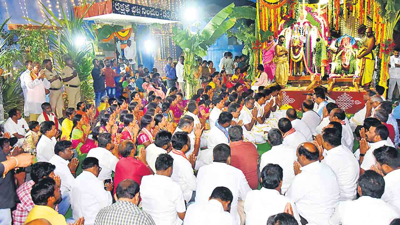 ఠాణాలో లక్ష్మీనరసింహుడికి పూజలు