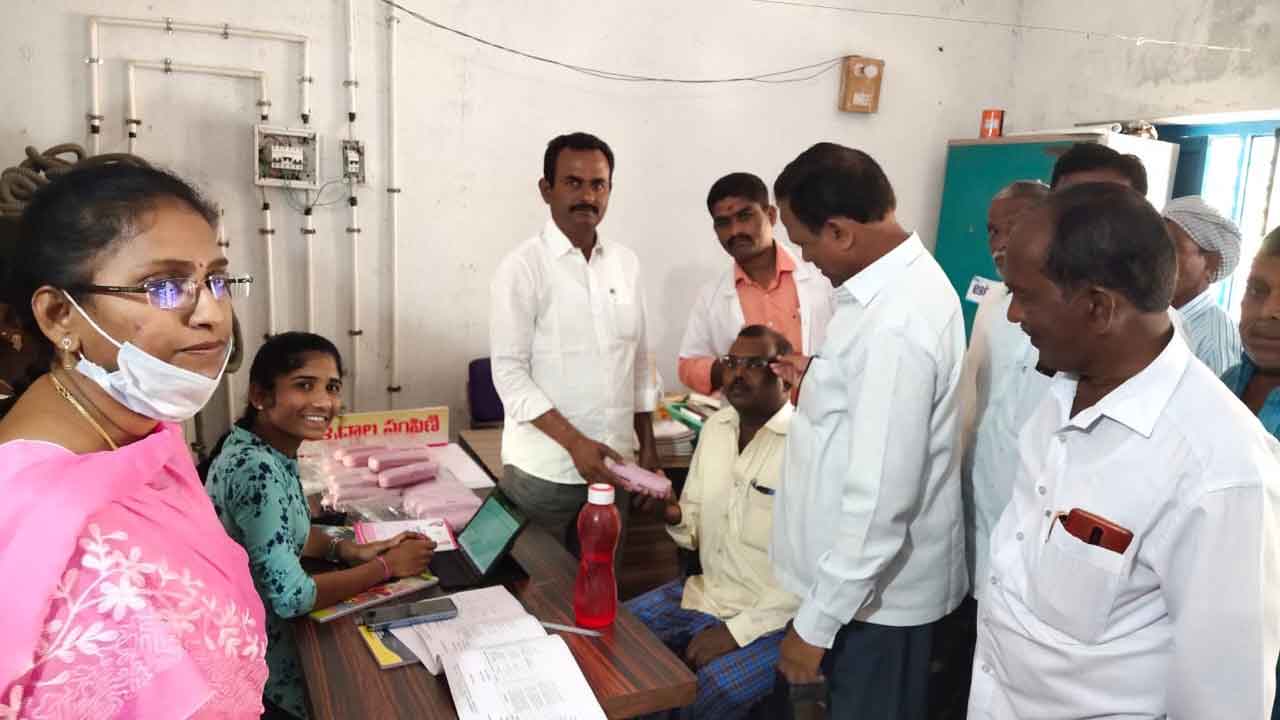 ముమ్మరంగా కంటి పరీక్షలు