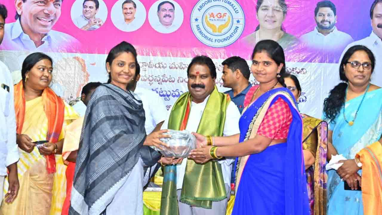 మహిళా సంక్షేమానికి పెద్దపీట