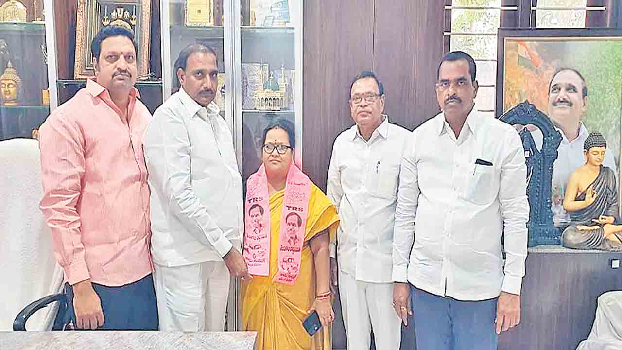 ప్రతిపక్ష పార్టీల కార్యాలయాలు ఖాళీ