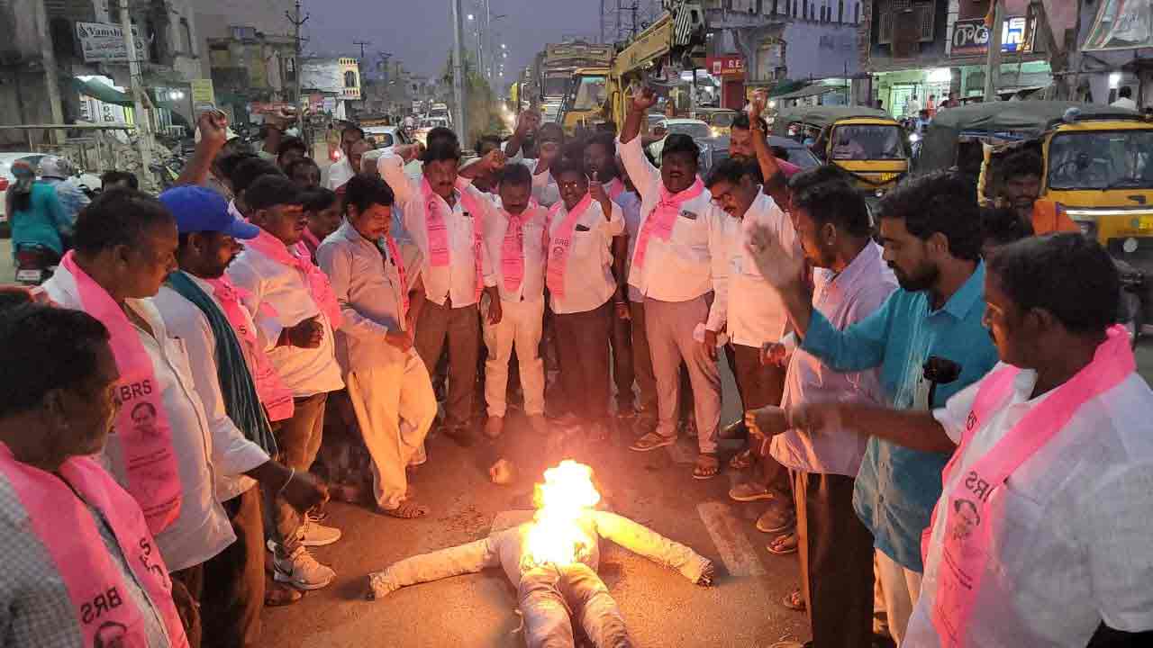 చెప్పులతో కొట్టి.. కాలబెట్టి..