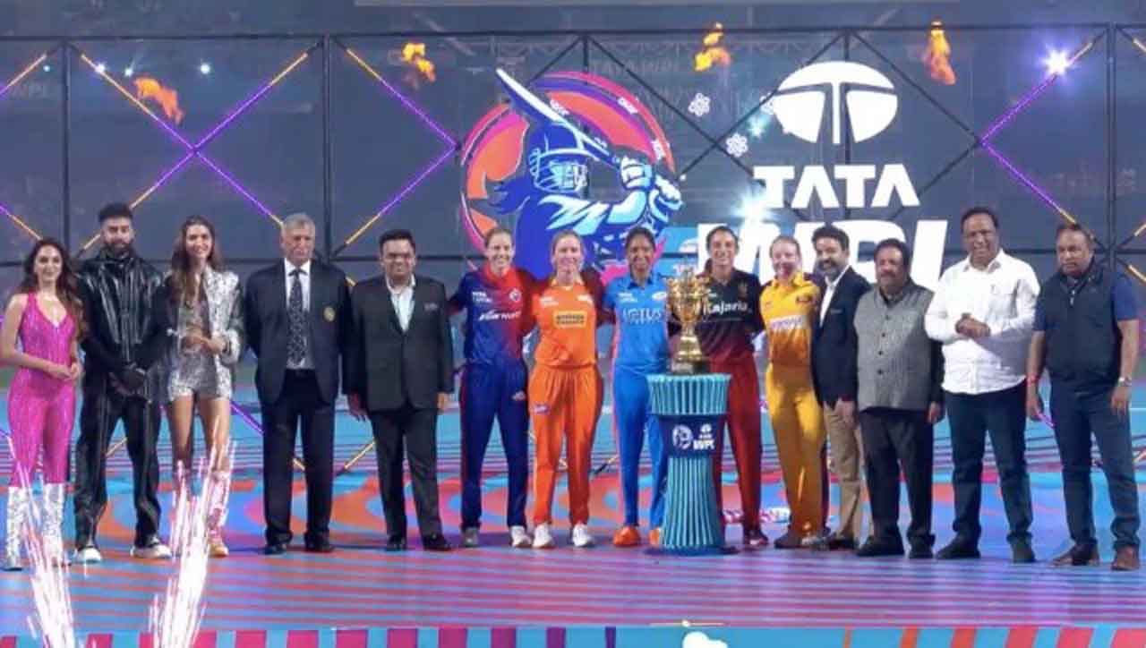 WPL 2023 | అట్ట‌హాసంగా డ‌బ్ల్యూపీఎల్ తొలి సీజ‌న్ ప్రారంభం.. ట్రోఫీ ఆవిష్క‌రించిన 5 జ‌ట్ల కెప్టెన్లు