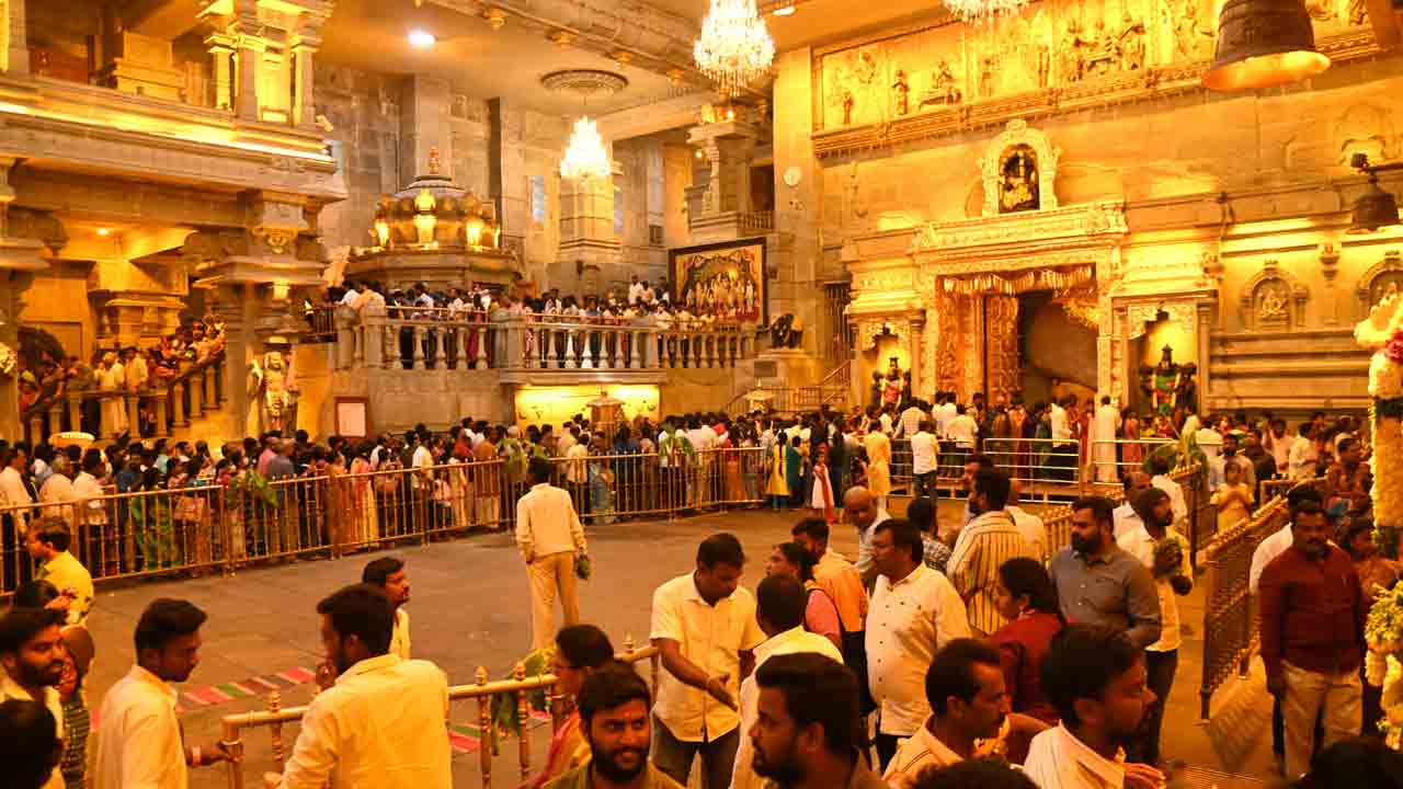 యాదగిరిగుట్టలో భక్తుల సందడి