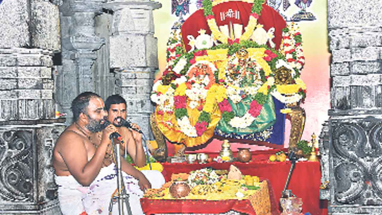 గుట్టలో వైభవంగా నిత్య కల్యాణోత్సవం