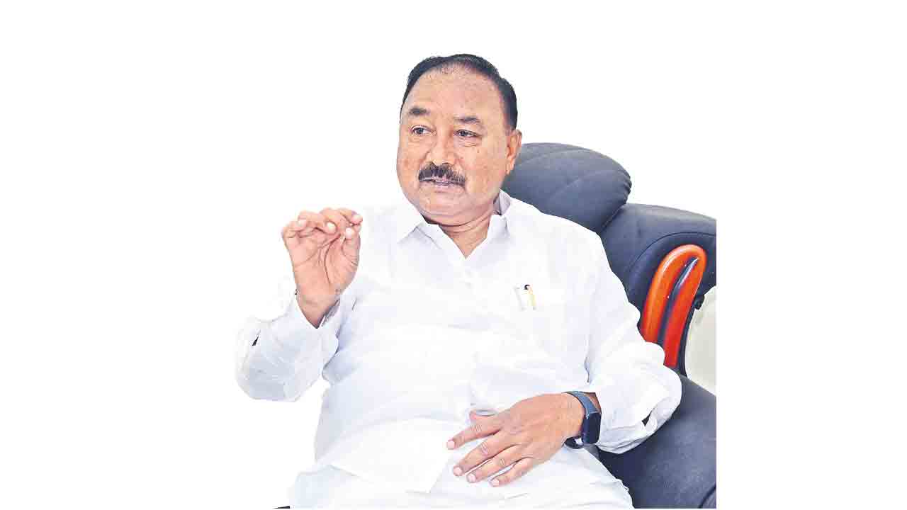 కార్యకర్తలతో మమేకం..