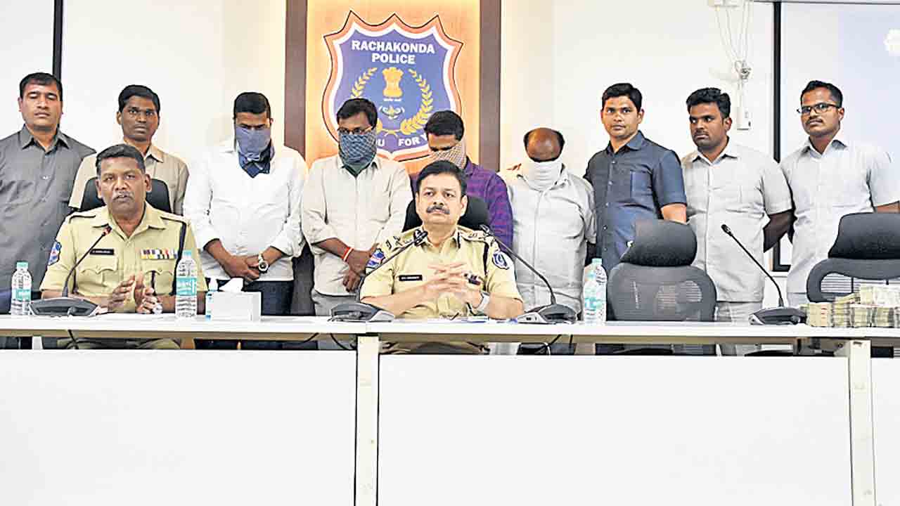 నగదు మార్పిడి పేరుతో రూ.1.9 కోట్లు టోకరా