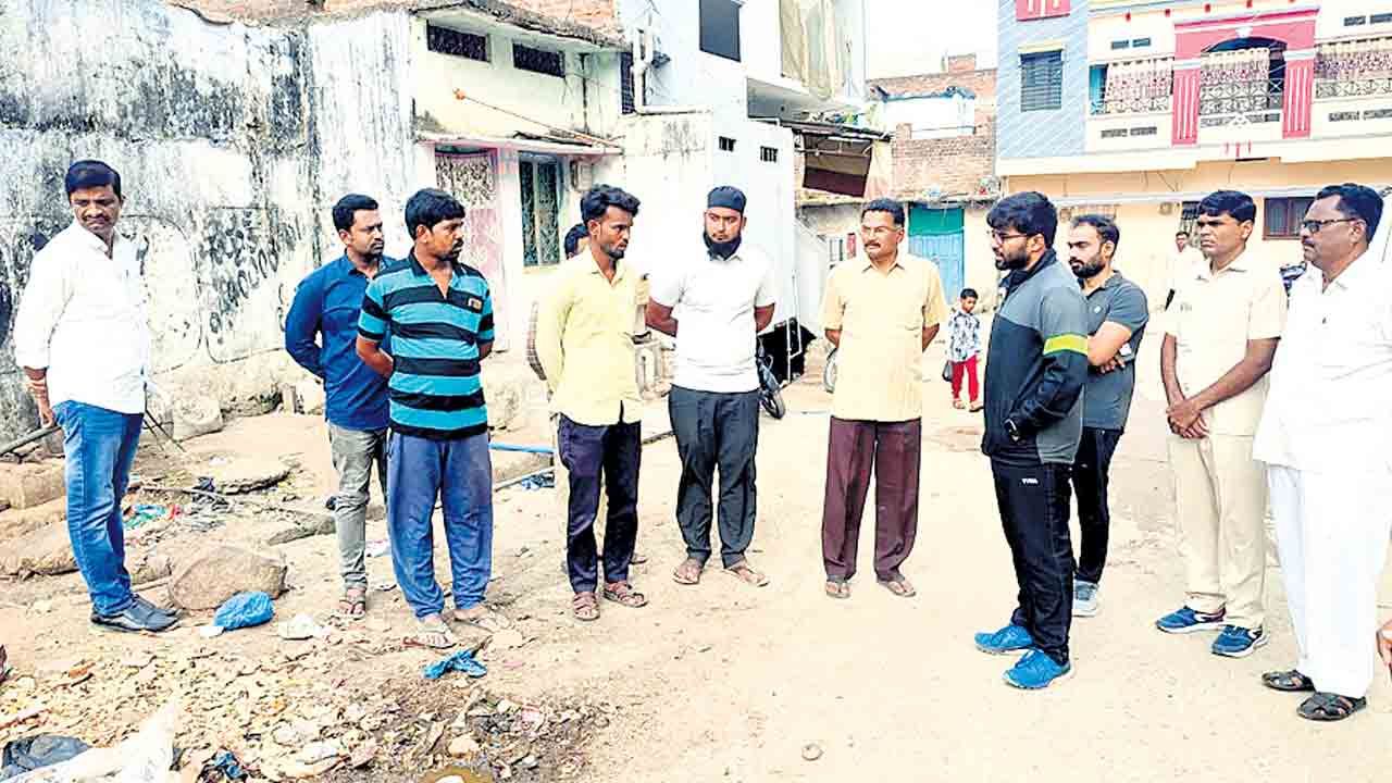 పరిసరాలను శుభ్రంగా ఉంచాలి