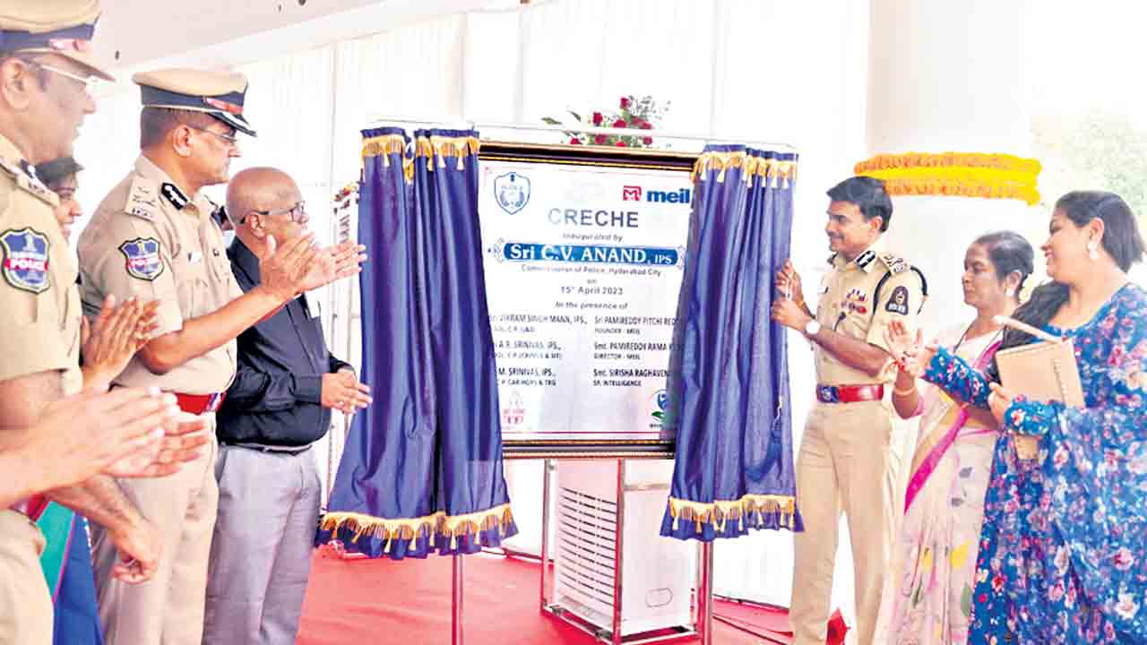 అమ్మలు విధుల్లో.. చిన్నారులు ఆటల్లో..