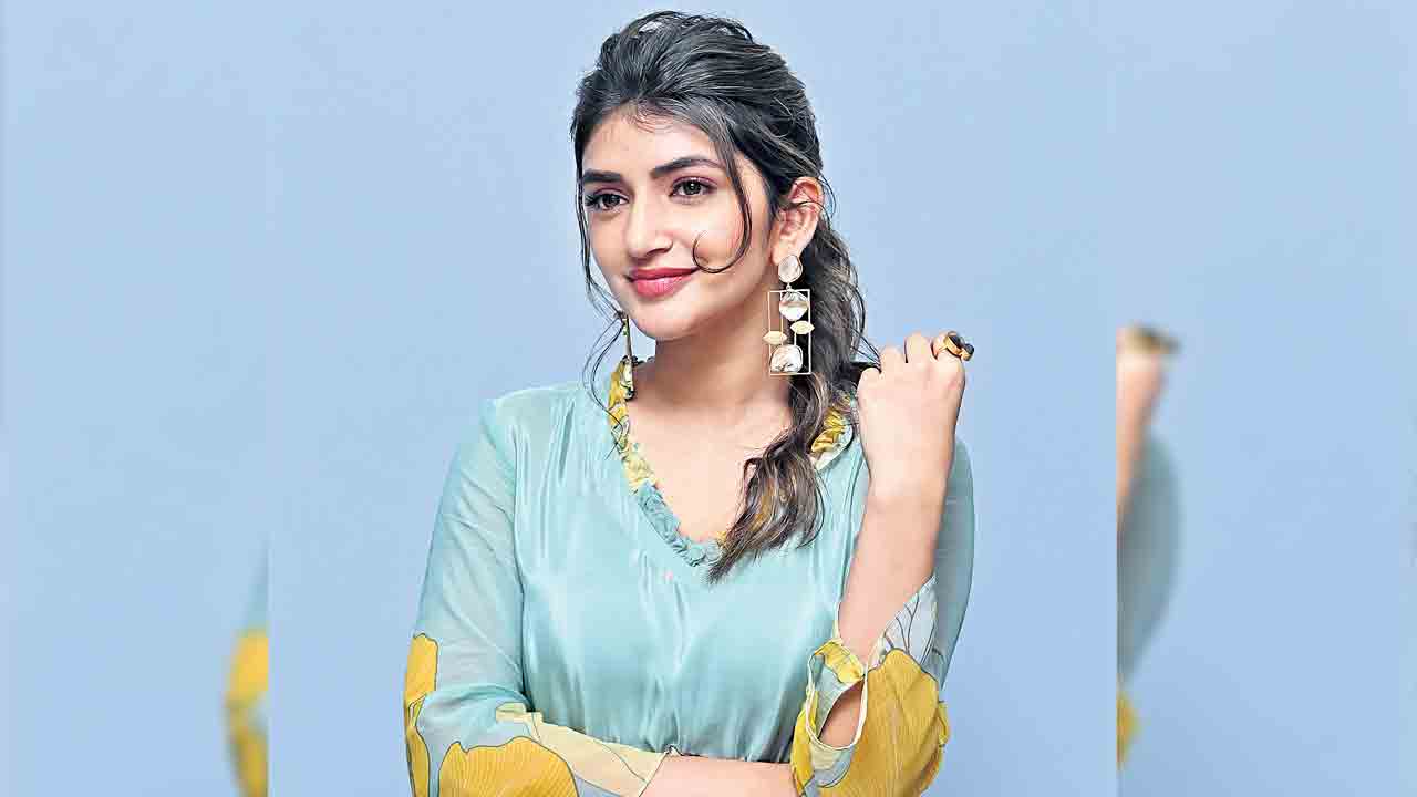 అందాల తార అడుగుపెట్టింది