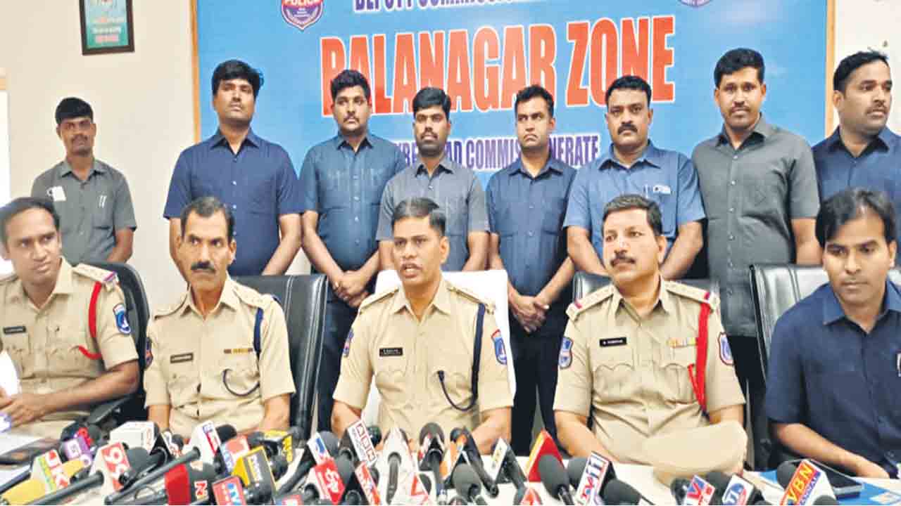 నకిలీ ఎయిర్‌ పాడ్స్‌ విక్రయిస్తున్న ముఠా అరెస్టు