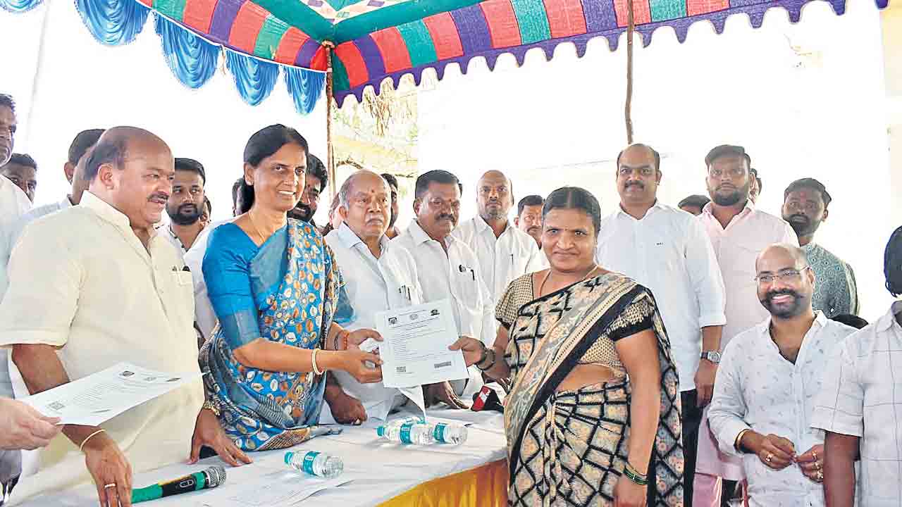 పేదల గూడుకు పట్టాభిషేకం