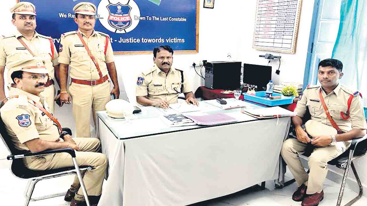 ప్రజలతో పోలీసులు సత్సంబంధాలు ఏర్పర్చుకోవాలి