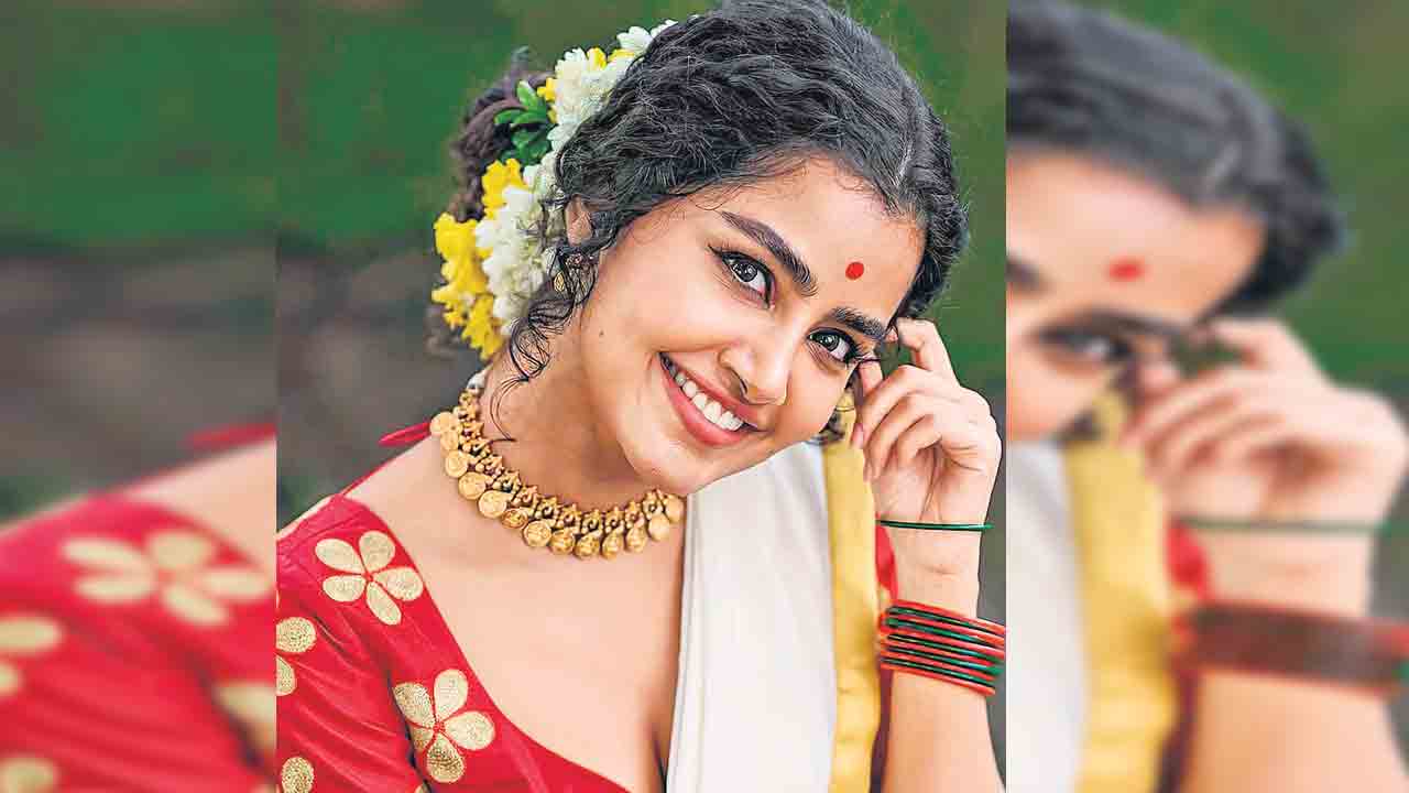 కెమెరా పట్టిన అనుపమ