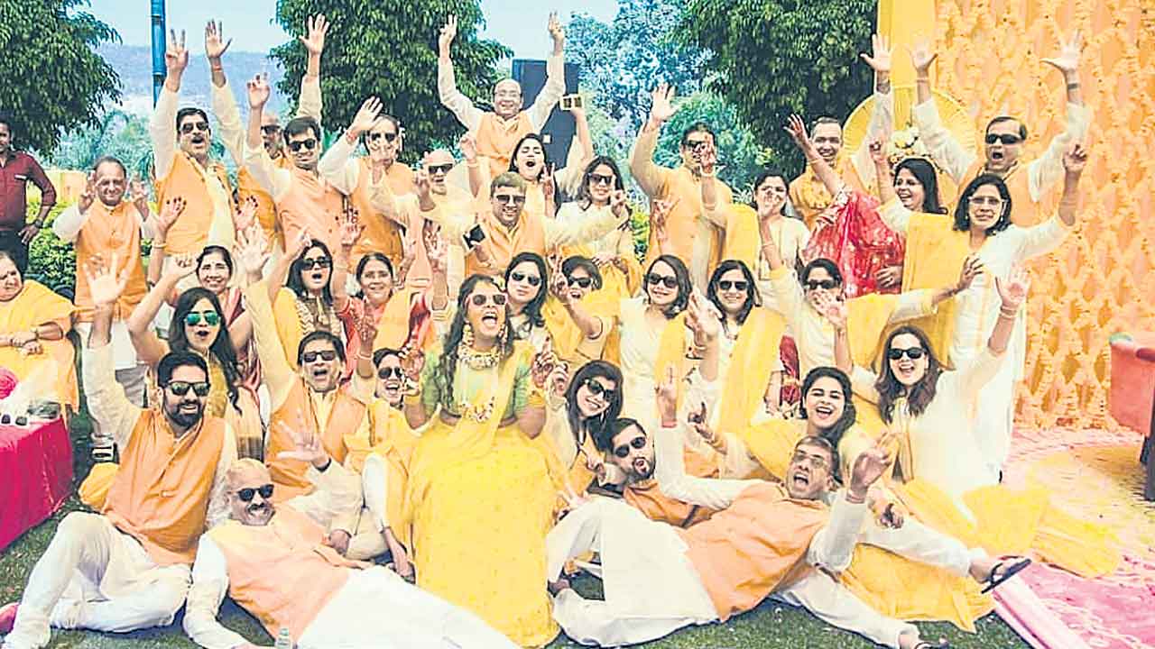 Haldi function |  హల్దీ ఫంక్షన్‌ అదుర్స్.. వివాహ వేడుకల్లో కొత్త ట్రెండ్‌.. ప్రత్యేక ఆకర్షణగా డ్రెస్‌కోడ్‌