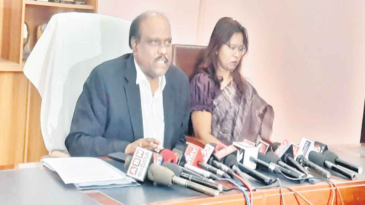 రిజిస్ట్రార్‌ కుర్చీని ఖాళీ చేయాల్సిందే