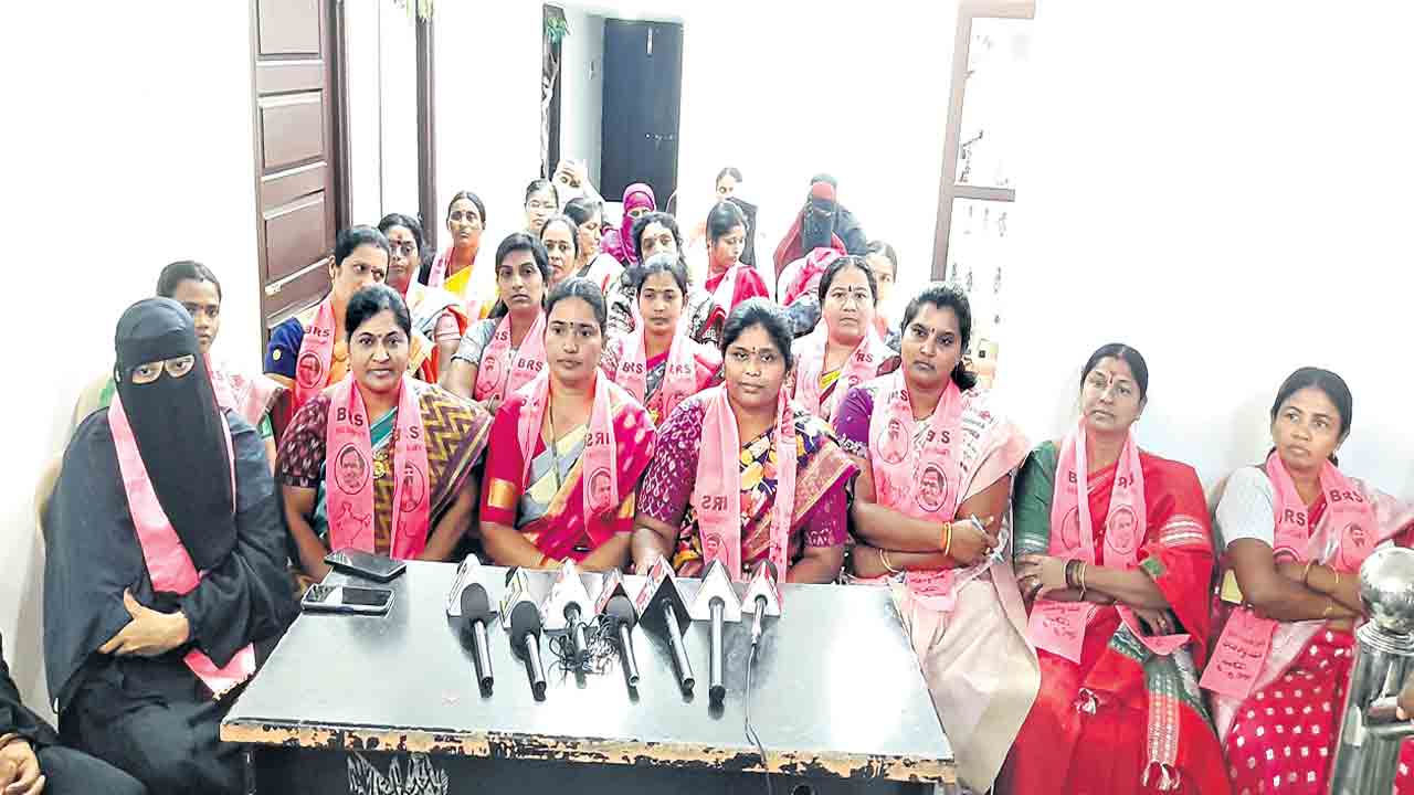 Etela Rajender |  మహిళను వేధించిన వ్యక్తికి ఈటల వత్తాసు.. గ్రామాల్లో తిరగనివ్వబోమని ప్రజాప్రతినిథుల హెచ్చరిక