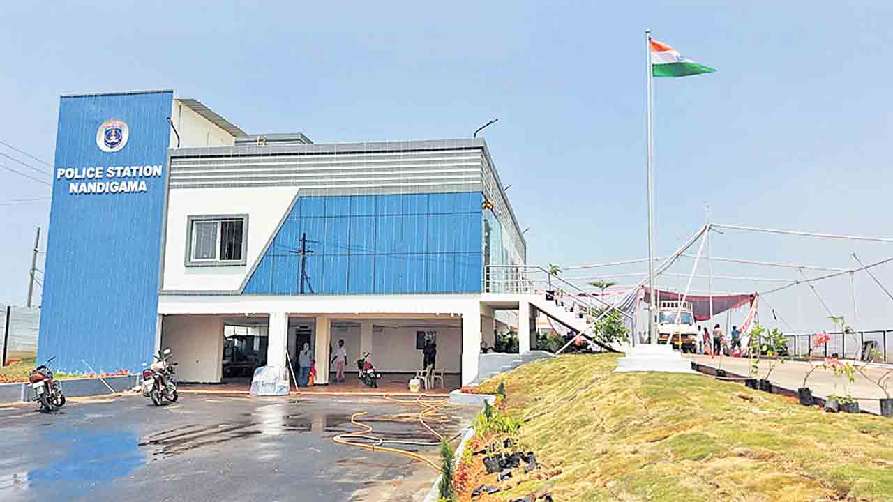 సరికొత్త హంగులతో పోలీస్ స్టేషన్లు