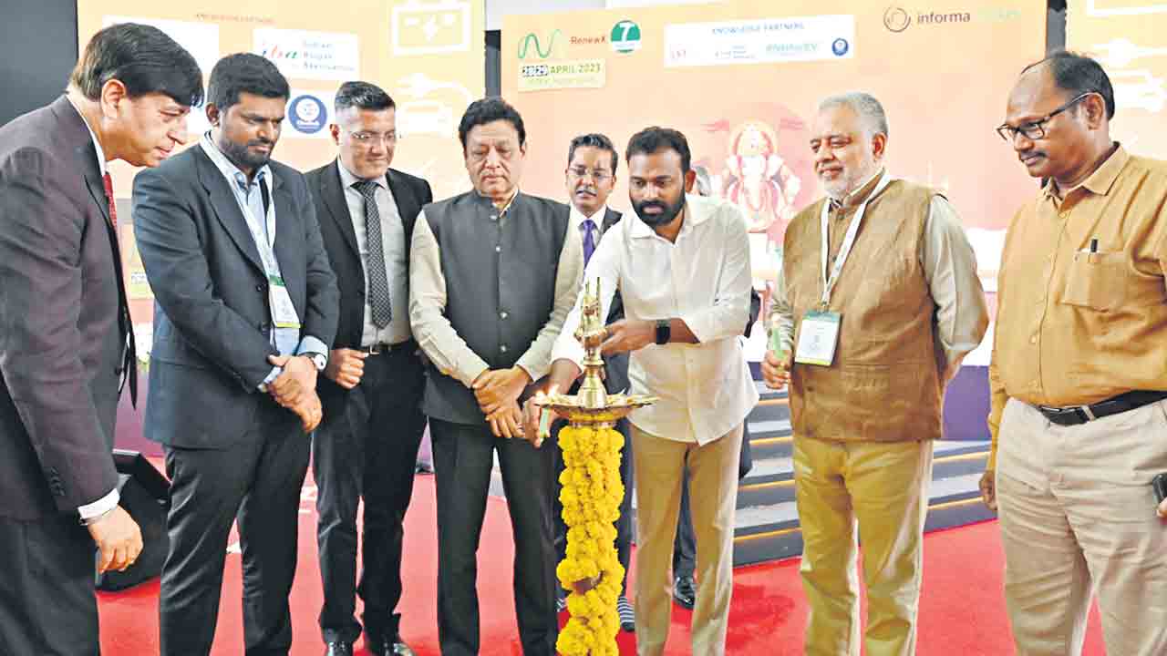 ఈవీ, సోలార్‌ పవర్‌లతో ప్రభుత్వ వ్యయం ఆదా